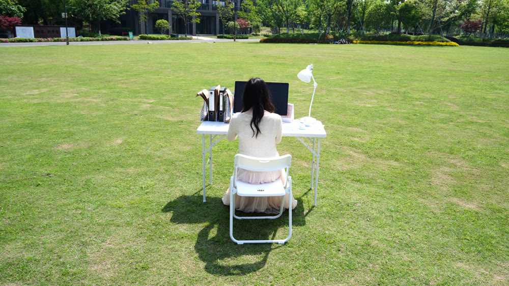 暂用同项目画面：草坪上的户外工位