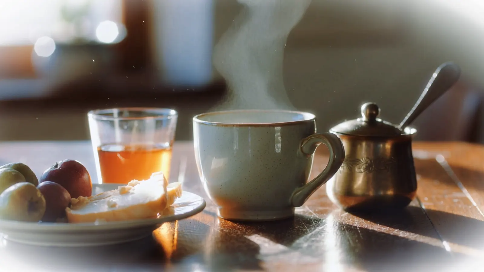 温暖记忆中的茶杯与早餐